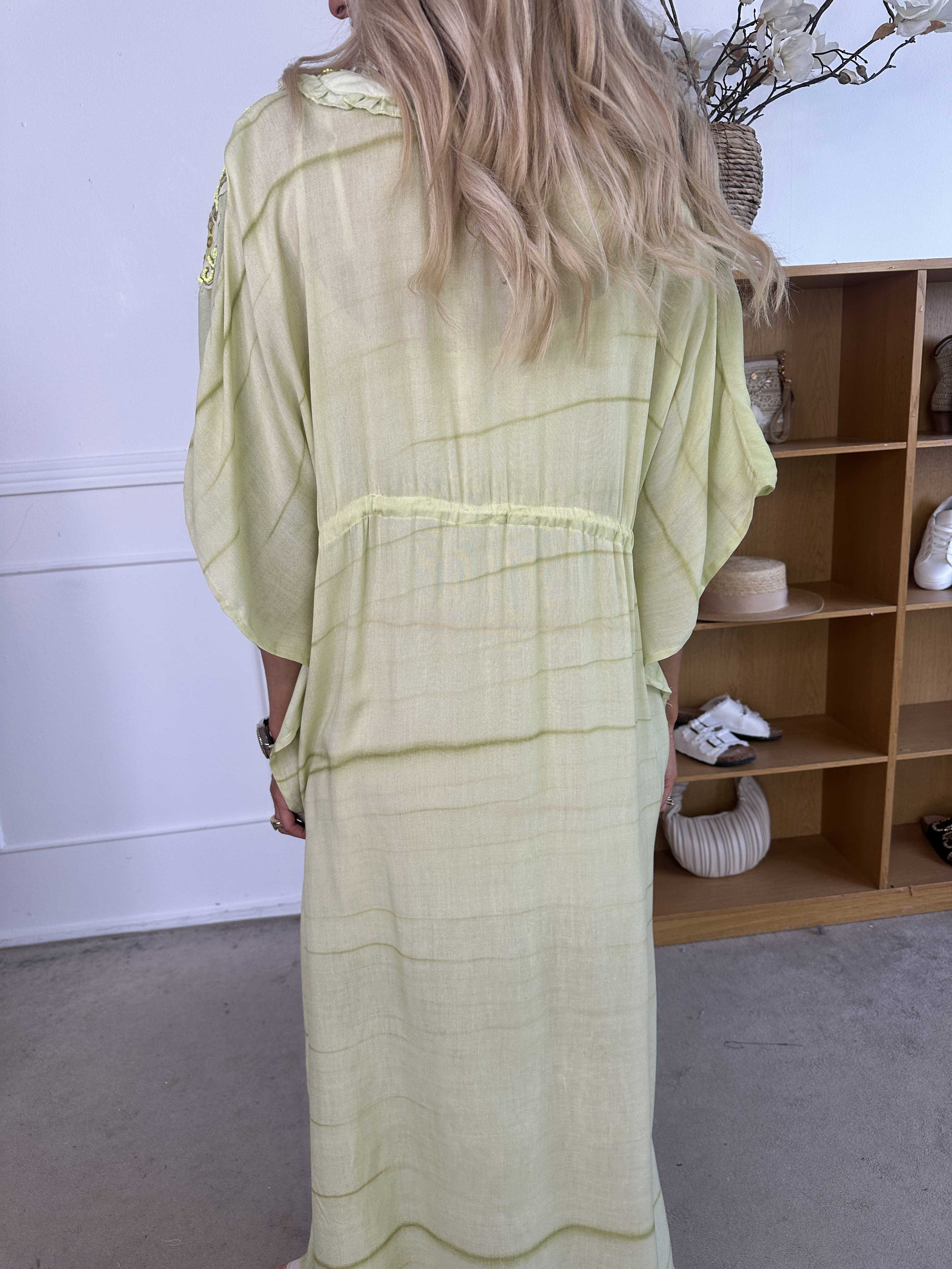 Avery - Tunikaklänning i viskos med pärlor och spets på bröstet